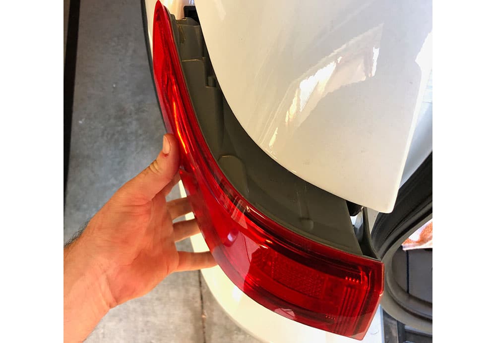 jeep grand cherokee taillight removal