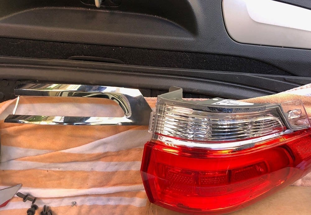 jeep grand cherokee taillight trim removed