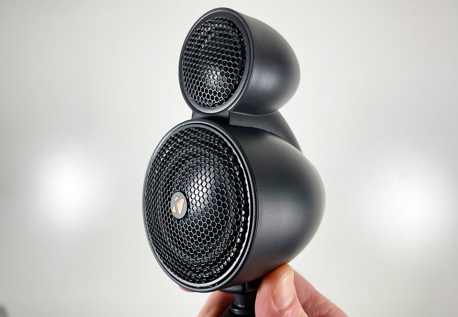 Kicker KSMT2504 closeup of speakers