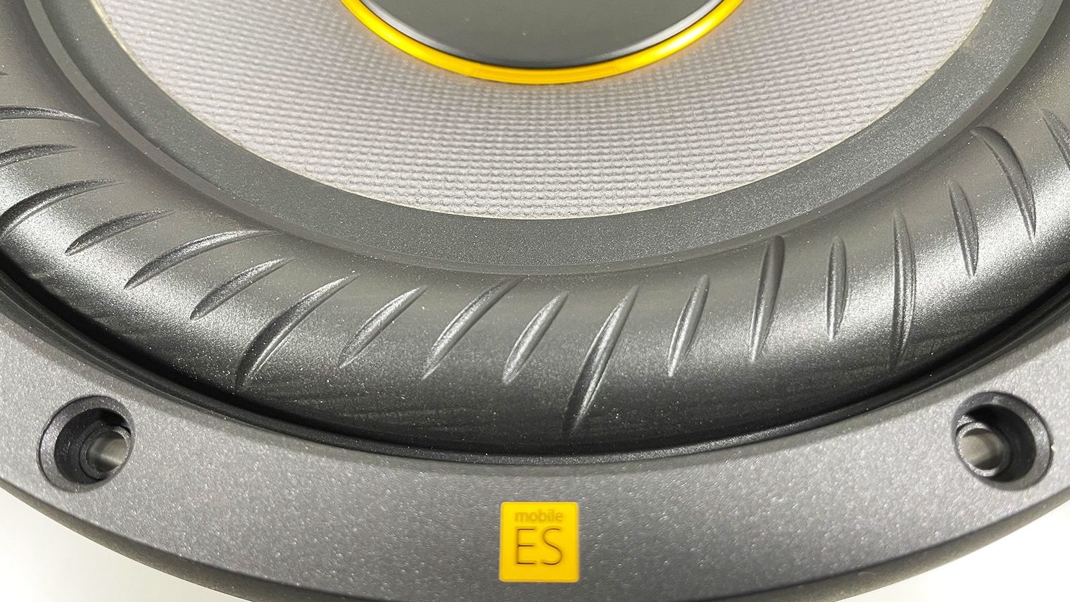 Sony Mobile ES 12-дюймовый сабвуфер, разделенный вырезом по краю